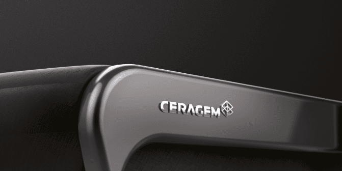 マスターV4側面のCERAGEMロゴのクローズアップ